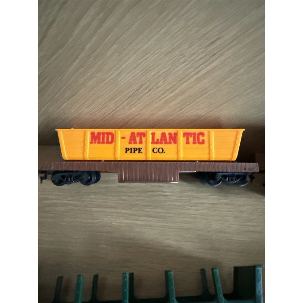 Lot Of 5 HO Train Cars (Auto loader, Laramie, Timber Saw Mill, Pipe Co.)